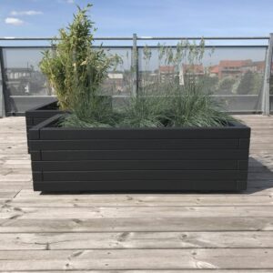 Hjalmar plantekasser med planter stående på terrasse