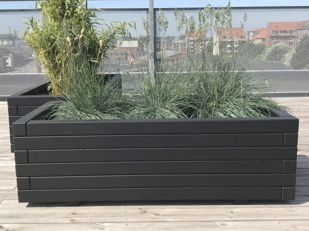 Plantekasse i sorttræ