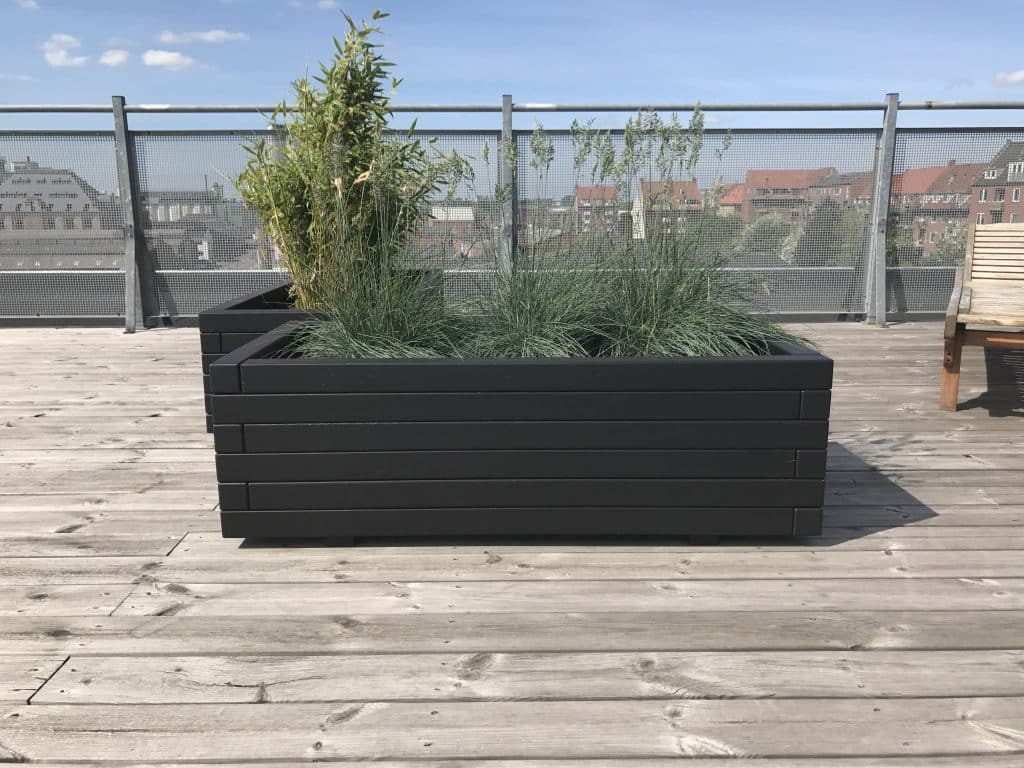 Hjalmar plantekasser med planter stående på terrasse